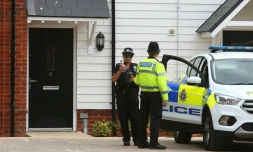 Des policiers devant une maison d'Amesbury, dans le sud de l'Angleterre, où un coupe a été retrouvé inconscient après une exposition présumée à une "substance inconnue"