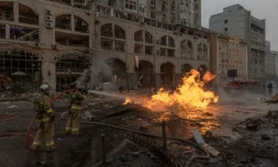 Des pompiers ukrainiens tentent d'éteindre un incendie sur le site d'une attaque de missiles russes à Kiev le 20 décembre 2024