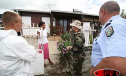 Vendredi 10 février 2006 -
Vendredi 10 février 2006 -
Des gendarmes pour convaincre les habitants de laisser les militaires démoustiquer leurs jardins