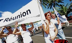 Jeudi 16 mars 2006 -
200 chefs d'entreprise du secteur touristique se sont rassemblés devant la préfecture. Ils protestaient contre "l'insuffisance des aides de l'État" aux entreprises mises en difficulté par les conséquences de l'épidémie de chikungun