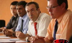 Lundi 10 avril 2006
Jean-Frédéric Tétart du service communication de la compagnie, Ayub Ingar, directeur de la communication, Jean-Guy Lengliné, directeur de la délégation Air France Réunion et Axel Binard, directeur marketing (de gauche à droite)