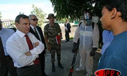 Jeudi 26 janvier 2006 - 

Le professeur Didier Houssin, directeur général de la Santé (en costume sombre), et le professeur Gilles Brücker (en chemise blanche), directeur général de l'institut de veille sanitaire, ont suivi une opération de démousticati