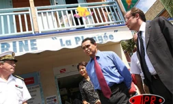 Lundi 20 février 2006 -

Léon Bertrand ministre délégué au tourisme en visite à La Réunion pour évaluer les conséquences de l'épidémie de chikungunya  sur le secteur chikungunya