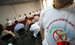 Lundi 13 mars 2006 -
Le patronat estime que les aides du gouvernement pour faire face à l'épidémie ne correspondent pas aux attentes du monde économique