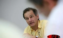 Mardi 7 février 2006-
Antoine Perrin, directeur de l'agence régionale de l'hospitalisation (ARH) et Bernard Gauzère, chef du service réanimation de Bellepierre (de droite à gauche)