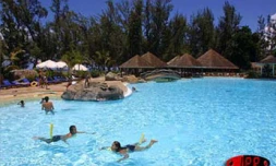 Piscine d'hôtel sur le littoral ouest