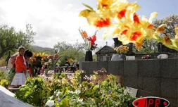 Mardi 1er novembre 2005 - 

Le cimetière de Saint-Leu. Hommage aux morts