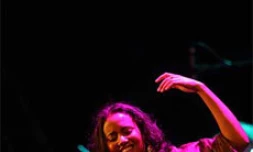 Samedi 5 août  2006 -

Mayra Andradré, l'autre voix du Cap Vert, au Sakifo