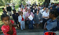 Mercredi 1 octobre 2003
Manifestation devant la prefecture pour la libération de Saïd Larifou