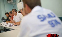 Vendredi 10 février 2006 -
(de gauche à droite) les docteurs Jacques Antoine, Frédéric Staikowsky, Arnaud Bourdé et Philippe Morbidelli