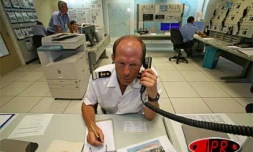 Mardi 13 février 2007 -

Le CROSS Réunion établit quotidiennement une liaison téléphonique avec Maud Fontenoy. La navigatrice a démâté en plein océan Indien