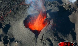 Jeudi 31 août 2006 vers 16 heures 30

La Fournaise poursuit son spectacle