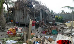 Vingt-quatre heures après le passage du cyclone Gafilo, les habitants d'Antalaha mesurent l'ampleur des dégats considérables. (Photos PY Babelon)