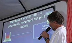 Mercredi 22 septembre 2004 -
Le rectorat a présenté le tableau interactif au Salon Cyber 2004
