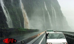 Les pluies cycloniques provoquent le déferlement de cascades sur la route du littoral reliant le Nord à l'Ouest de l'île