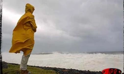 Le cyclone tropical intense Dina s'est abattu sur La Réunion le 22 janvier 2002. Il s'agissait de la tempête la plus forte depuis le passage du cyclone Firinga en 1989