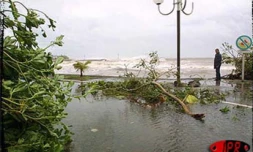 Le cyclone tropical intense Dina s'est abattu sur La Réunion le 22 janvier 2002. Les dégâts se sont chiffrés à plusieurs millions d'euros