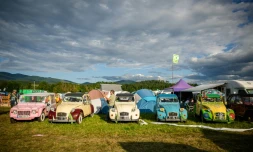 Des 2CV du constructeur français Citroën rassemblées à Postojna en Slovénie, le 30 juillet 2025 