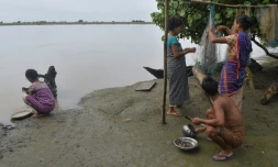 Des villageois sur les berges du fleuve Brahmapoutre près de l'île de Majuli dans l'Etat indien d'Assam (nord-est) le 17 septembre 2019