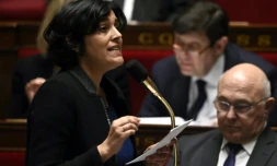 La ministre du Travail Myriam El Khomri lors des questions au gouvernement le 23 mars 2016 à l'Assemblée nationale à Paris 