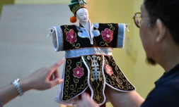 Un étudiant du maître marionnettiste Chen Hsi-huang apprend cet art séculaire, le 13 octobre 2018 à Taïwan