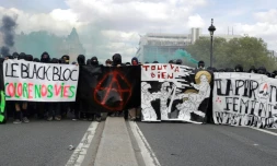 Des manifestants vĂȘtus de noir bloquent le Pont d'Austerlitz le 1er mai 2018 Ă Paris