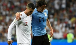 L'attaquant uruguayen Edinson Cavani blessé quitte le terrain soutenu par le Portugais Cristiano Ronaldo lors des 8e de finale du Mondial le 30 juin 2018