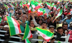 Des Iraniens assistent à un meeting du président Hassan Rohani à Sabzevar, dans le nord-ouest du pays, le 6 mai 2018