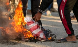 Des Irakiens brûlent le drapeau américain pour protester contre la présence des Etats-Unis, à Bassora, dans le sud de l'Irak, le 30 décembre 2019