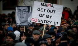 Des participants à une marche en mémoire du journaliste Jan Kuciak et de sa compagneMartina Kusnirova à Bratislava, en Slovaquie le 28 février 2018