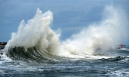 De grosses vagues dans le port de Lesconil le 20 février 2015