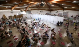 Des personnes attendent pour se faire vacciner contre le Covid-19, le 18 juillet 2021 à Perpignan, dans le sud de la France