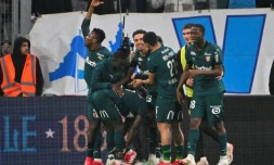 Les Lensois se congratulent après le but sur le fil de Neil El Aynaoui face à Marseille, le 8 mars 2025 au stade Vélodrome