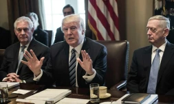 Le président américain Donald Trump (c), le secrétaire d'Etat américain Rex Tillerson (g) et le ministre américain de la Défense James Mattis à Washington, le 13 mars 2017