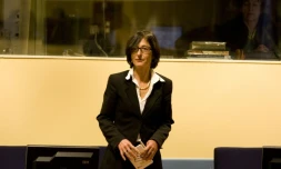L'ancienne porte-parole du procureur du Tribunal pénal international pour l'ex-Yougoslavie (TPIY), la Française Florence Hartmann, le 27 octobre 2008 devant la  Cour internationale de Justice à la Haye