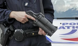 Un policier tenant en main un flash-ball le 2 juillet 2009 à La Courneuve, en banlieue de Paris
