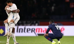 L'attaquant du PSG Ousmane Dembélé (D) dépité après l'élimination de son équipe en 16es de finale de la Coupe de France par le Paris FC, le 12 janvier 2026 à Paris.