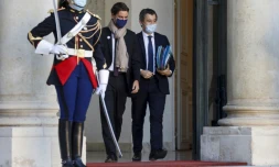 Le ministre de l'Intérieur Gérald Darmanin quitte l'Elysée en compagnie du porte-parole du gouvernement Gabriel Attal le 18 novembre 2020 après le conseil des ministres