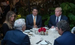 Shinzo Abe et Donald Trump (au centre) lors d'un dîner dans la résidence privée du président des Etats-Unis à Mar-a-Lago, en Floride, le 10 février 2017