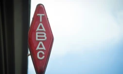 Le gouvernement français veut aligner la fiscalité du tabac à rouler sur celle des cigarettes et instaurer une taxe visant les fabricants