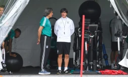 Le sélectionneur de l'Allemagne Joachim Lôw et le médécin de l'équipe Hans-Wilhelm Müller Wohlfart lors d'un entraînement le 14 juin 2018, à Vatutinki près de Moscou