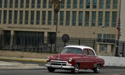 Une vieille voiture américaine devant l'ambassade des Etats-Unis à La Havane, à Cuba, le 12 janvier 2021