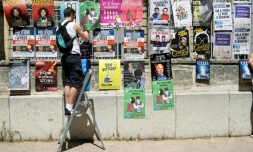 Collage des affiches pour le "off" du Festival d'Avignon, le 5 juillet 2021