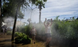 Un brumisateur sur les quais de Seine rafraĂźchit les passants le 3 septembre 2023 Ă Paris