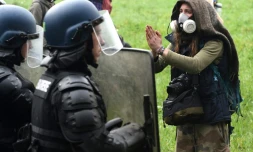 Un manifestant fait face à des gendarmes dans la ZAD de Notre-Dame-des-Landes le 13 avril 2018