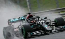 Lewis Hamilton au volant de sa Mercedes sur la piste détrempée du Hungaroring, prÚs de Budapest, le 17 juillet 2020