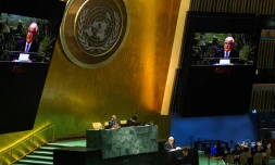 L'ambassadeur palestinien à l'ONU Riyad Mansour à la tribune de l'Assemblée générale des Nations unies, au siÚge de l'organisation à New York, le 10 mai 2024