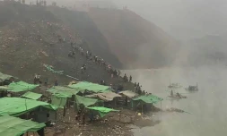 Des sauveteurs recherchent des survivants après un glissement de terrain dans une mine de jade, le 22 décembre 2021 à Hpakant, dans le nord de la Birmanie