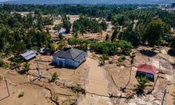 Vue aérienne d'une zone inondée où demeure une mosquée, dans le district de Pidie Jaya, dans la province indonésienne d'Aceh, le 30 novembre 2025