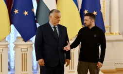 Le président ukrainien Volodymyr Zelensky (D) tend la main au Premier ministre hongrois Viktor Orban en visite le 2 juillet 2024 à Kiev
